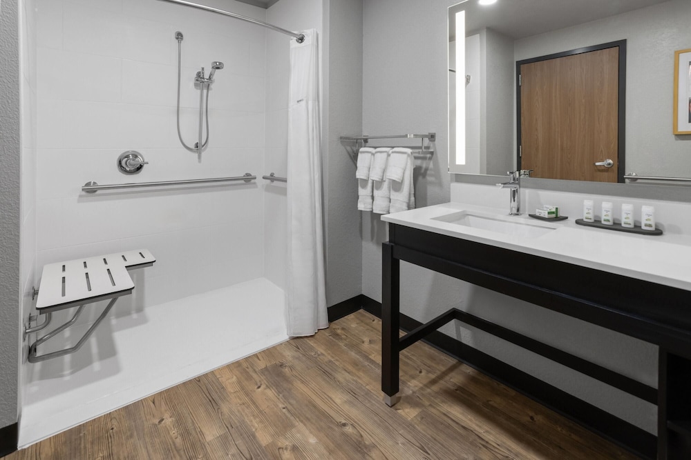La Quinta Inn & Suites by Wyndham Phoenix near State Farm St 47/48