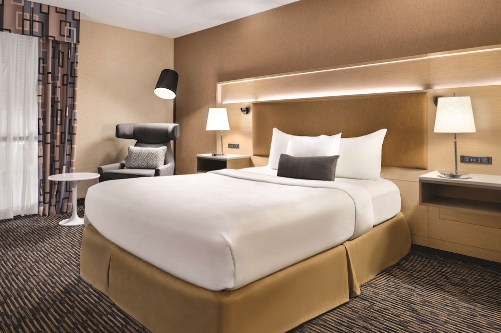 Urbana Hotel and Conference Center 9/35