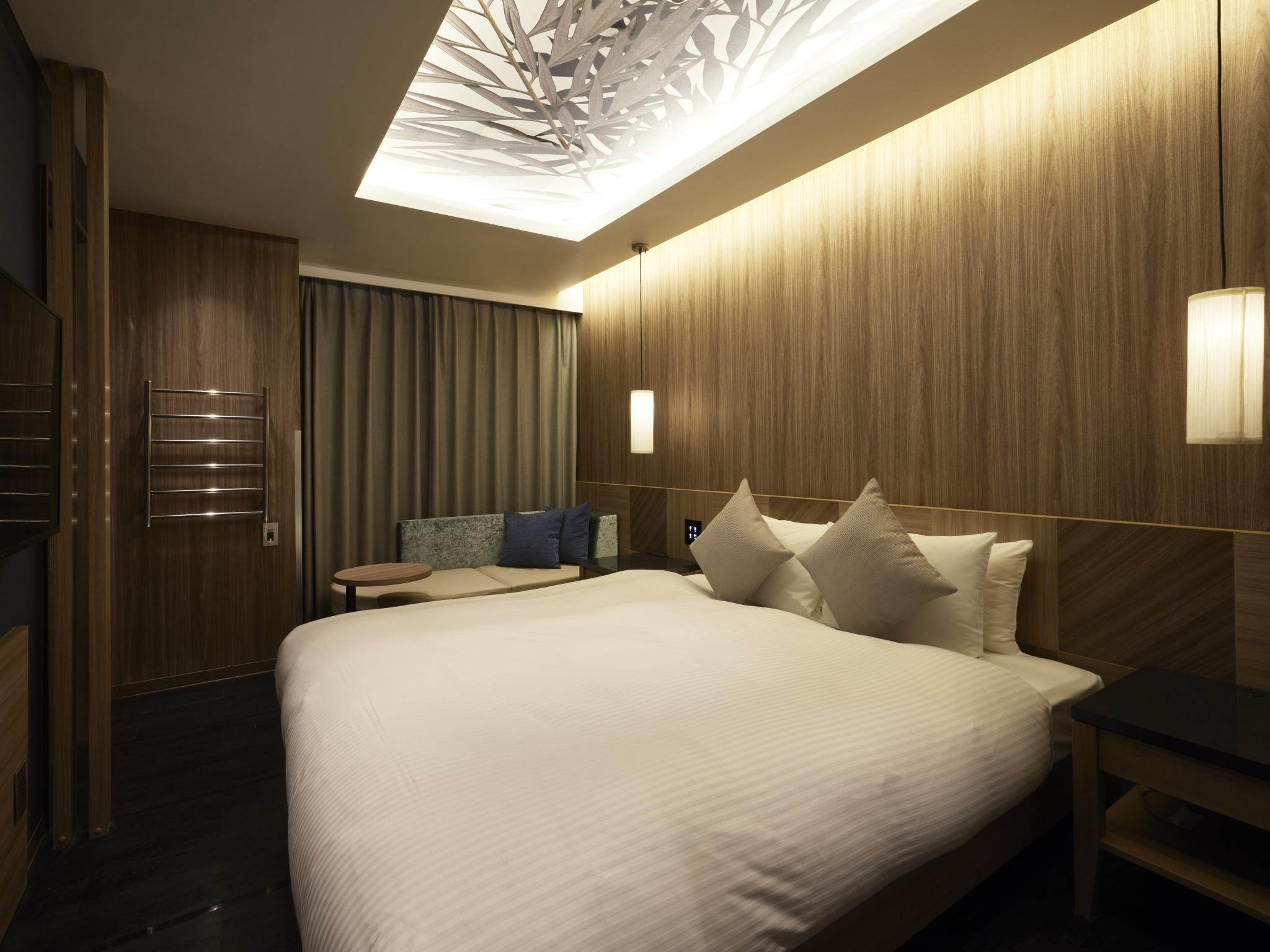 DELUXE, KING BED