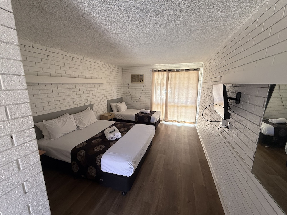 Budget Motel 12/46