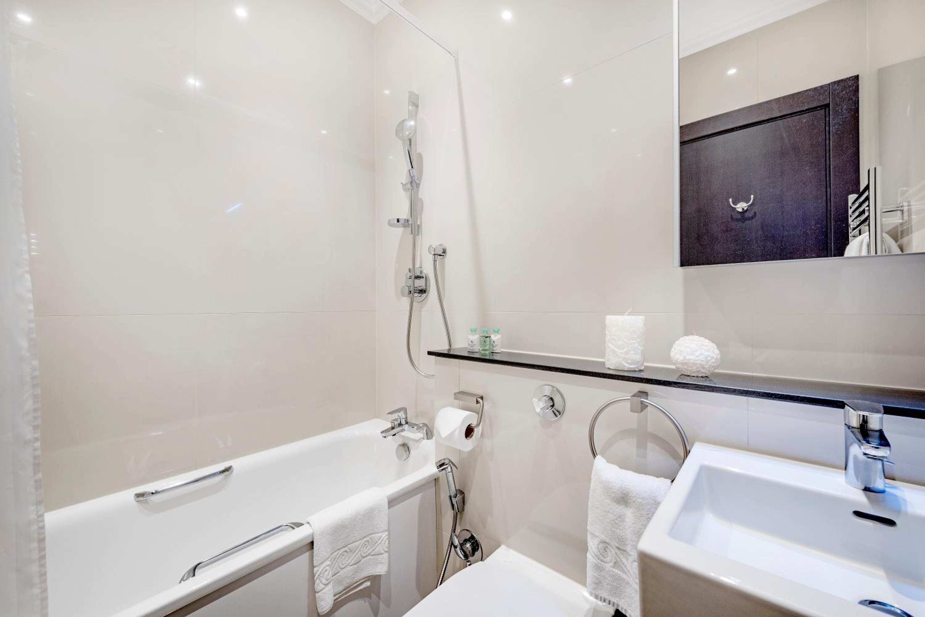شقة ديلوكس بسرير كينج بغرفتي نوم، 130 Queensgate Apartments 10/10