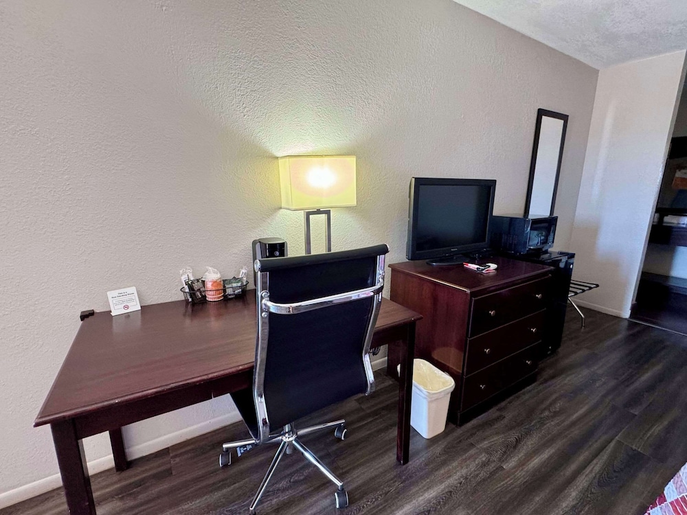 Econo Lodge Childress, TX 37/51