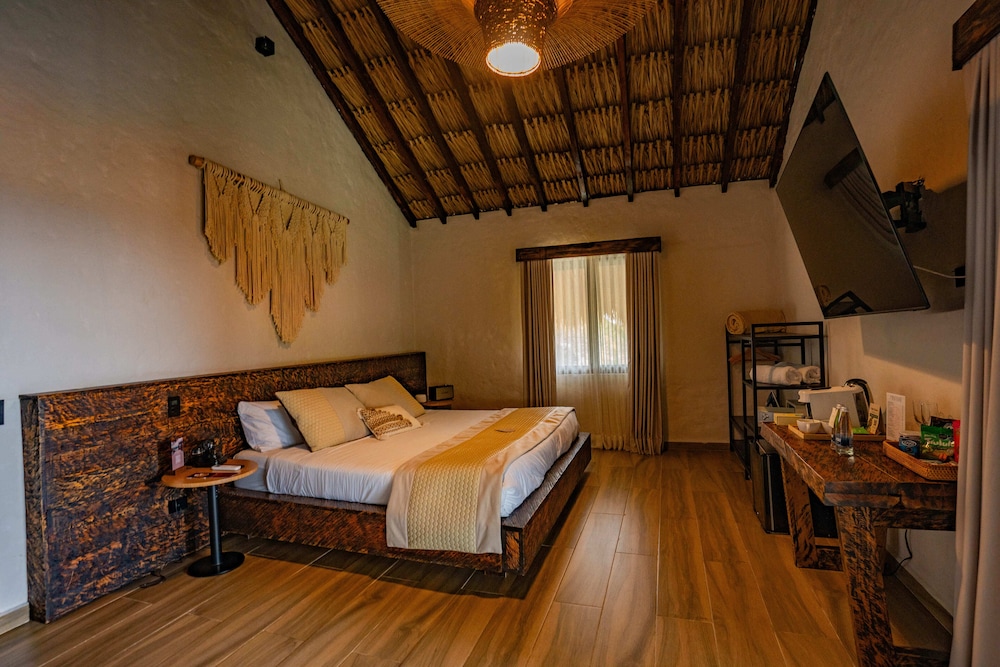 Suite, Queen Bed, Mountain View, Balcony