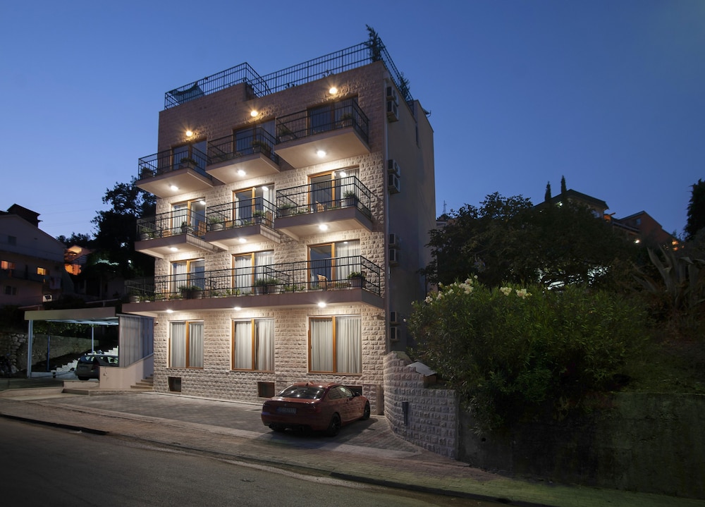 HOTEL TWELVE by Aycon 9/58