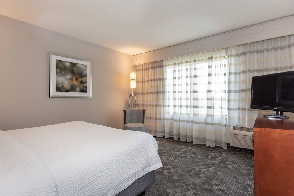 Courtyard by Marriott Charlotte Lake Norman 11/40