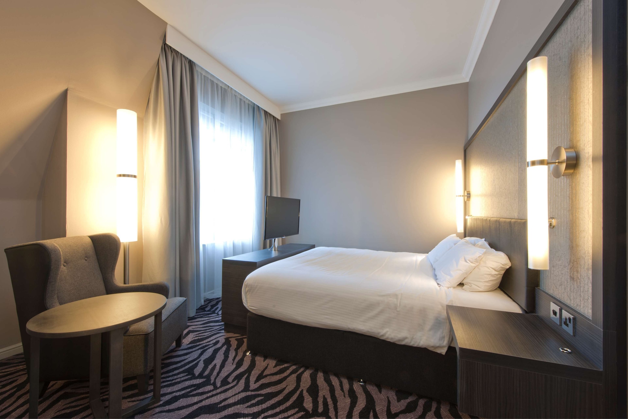 ROOM, DOUBLE BED