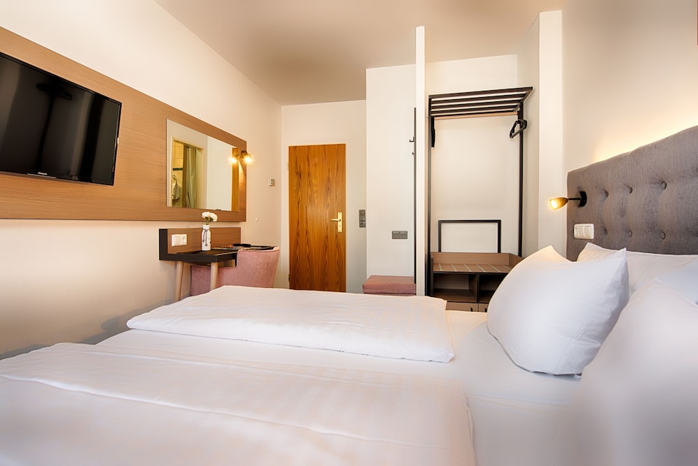 Home Hotel 16/59