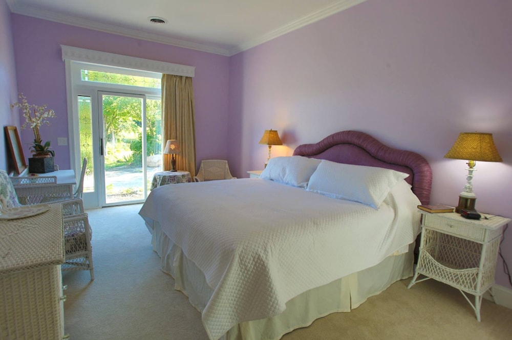 Garden, King Bed، Inntiquity A Country Inn 2/3