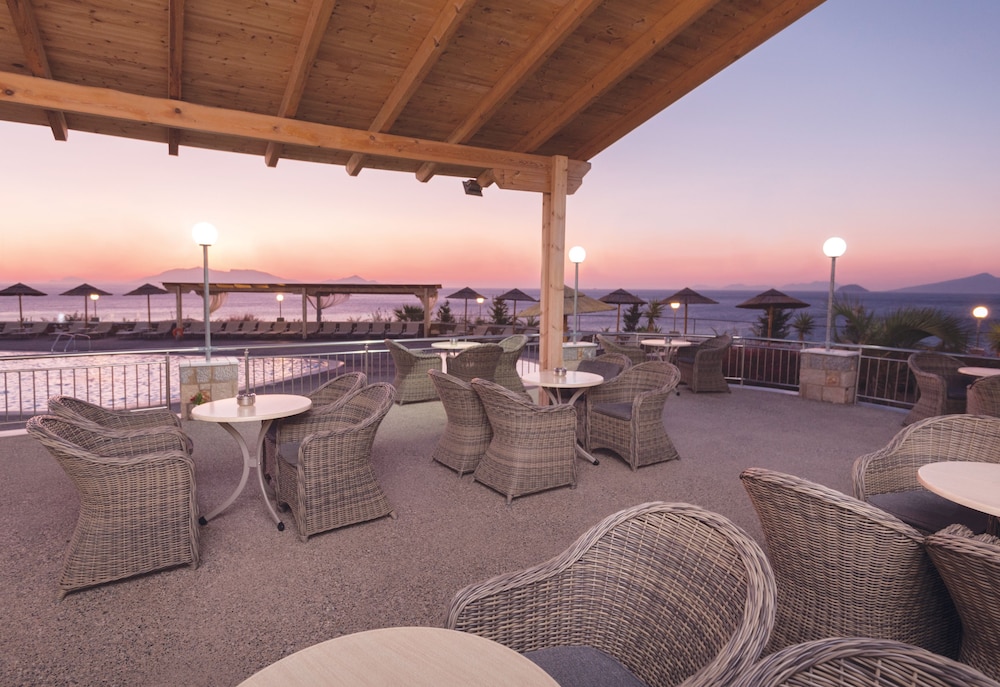 Grand Blue Beach Hotel 82/94