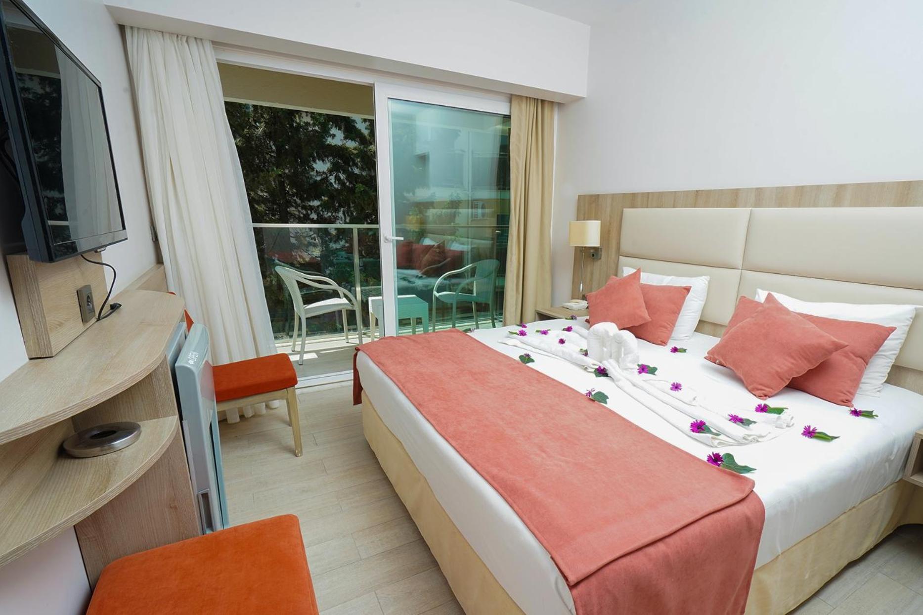 Deluxe, Double Bed, Lateral Side Sea View