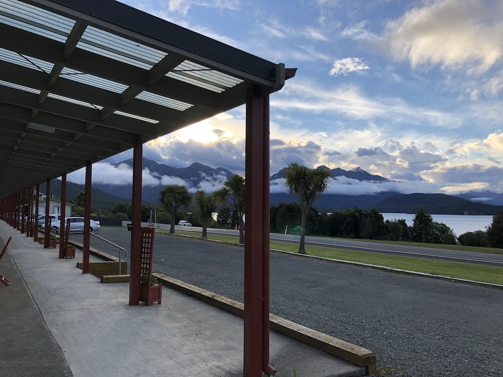 MANAPOURI LAKEVIEW MOTOR INN 67/69