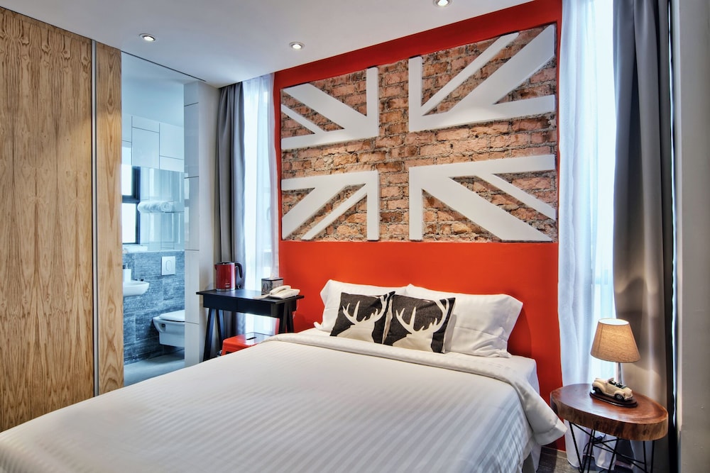 STANDARD, QUEEN BED