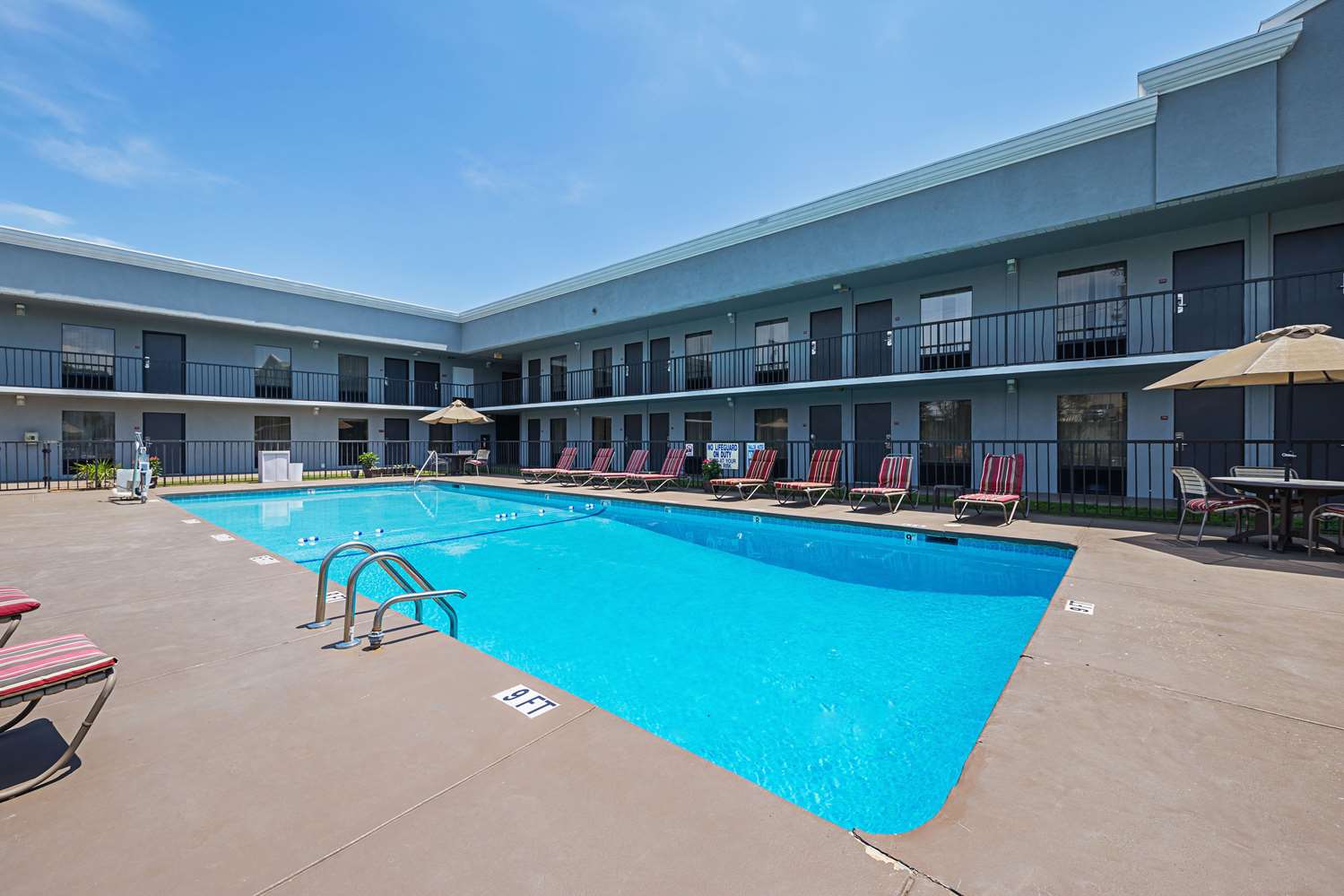Quality Inn & Suites Greenville - Haywood Mall 27/28