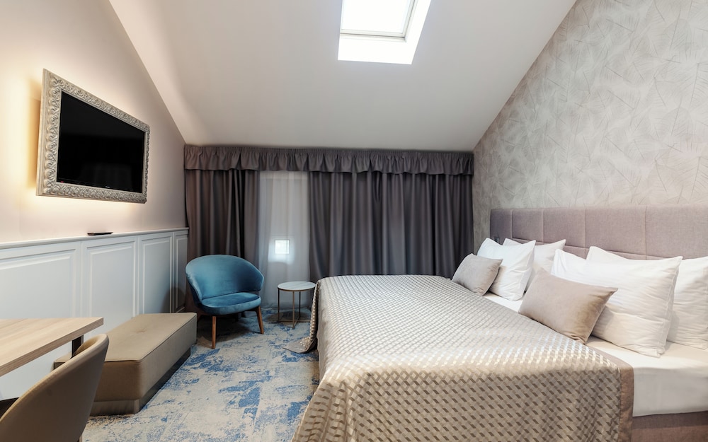 DELUXE, DOUBLE BED