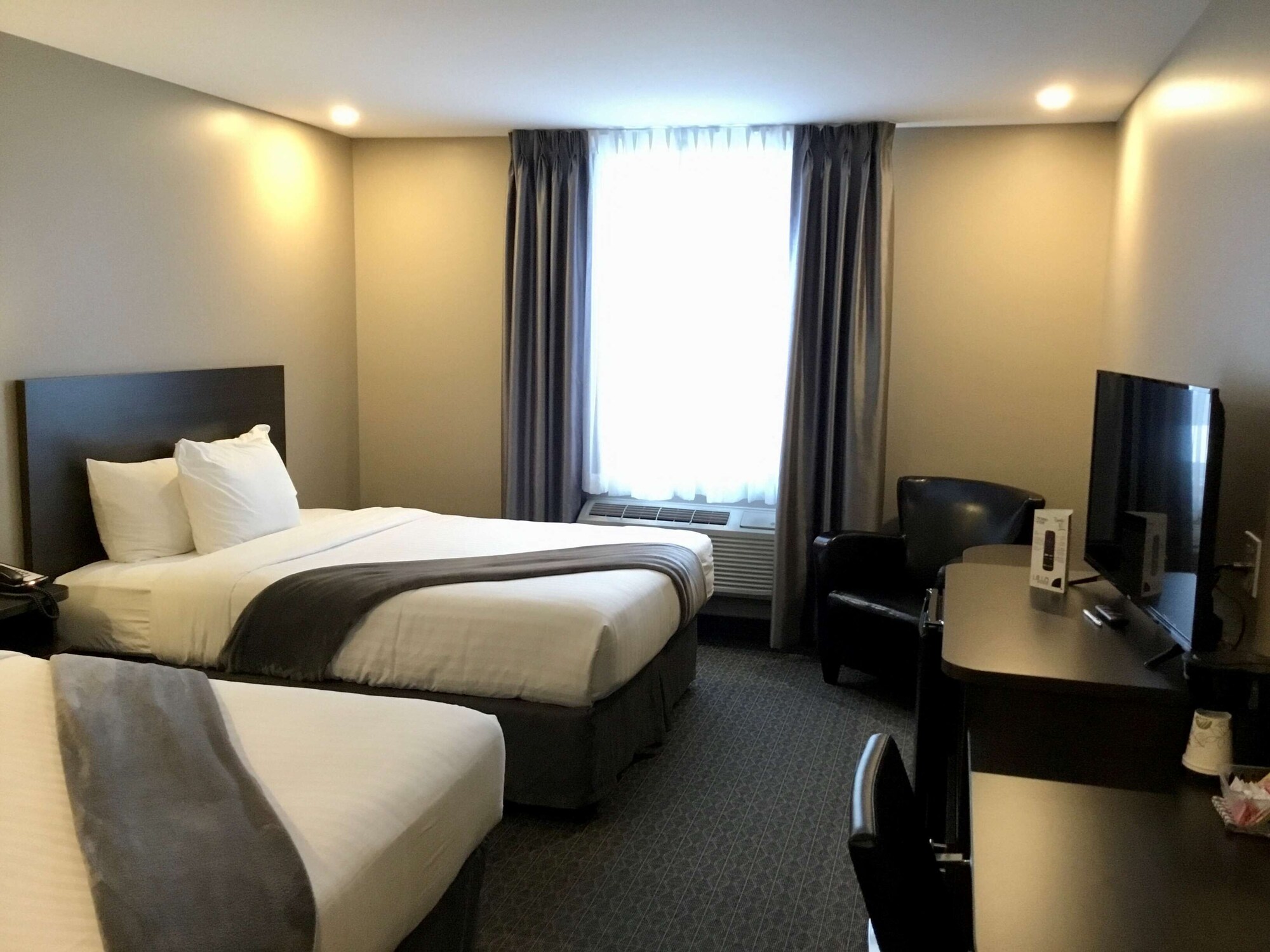 غرفة قياسية بسريرين كوين، Villa Inn and Suites, SureStay Collection By Best Western 6/8