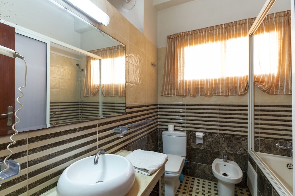 ROOM, QUADRUPLE, QUEEN AND TWIN BEDS