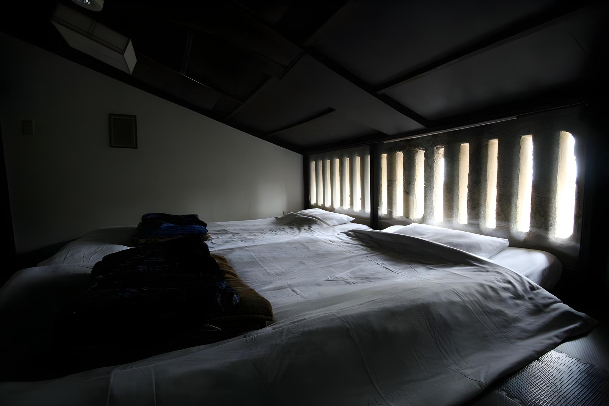 BASIC, TWIN BEDS, SHARED BATHROOM