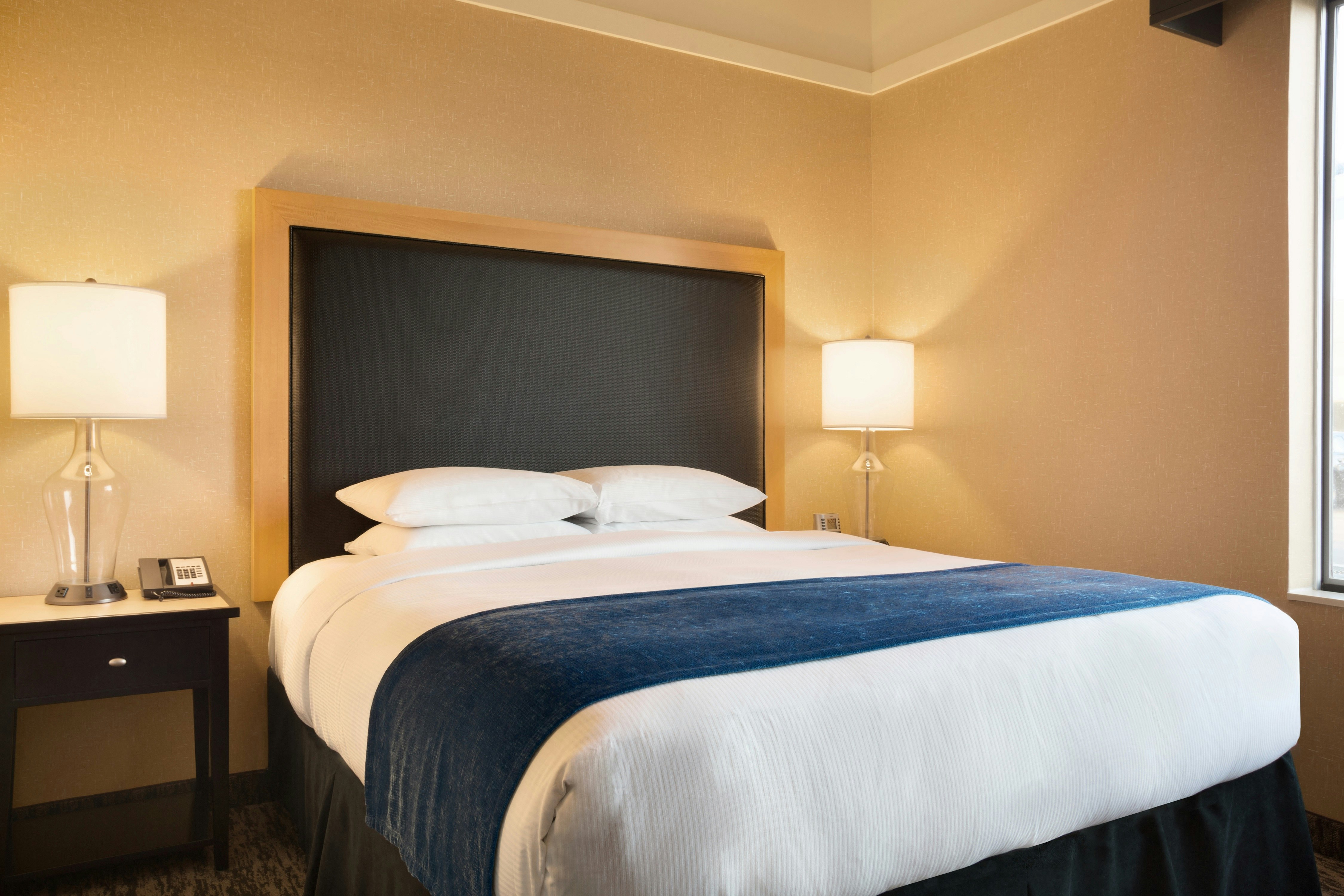 JUNIOR SUITE, KING BED, SOFA