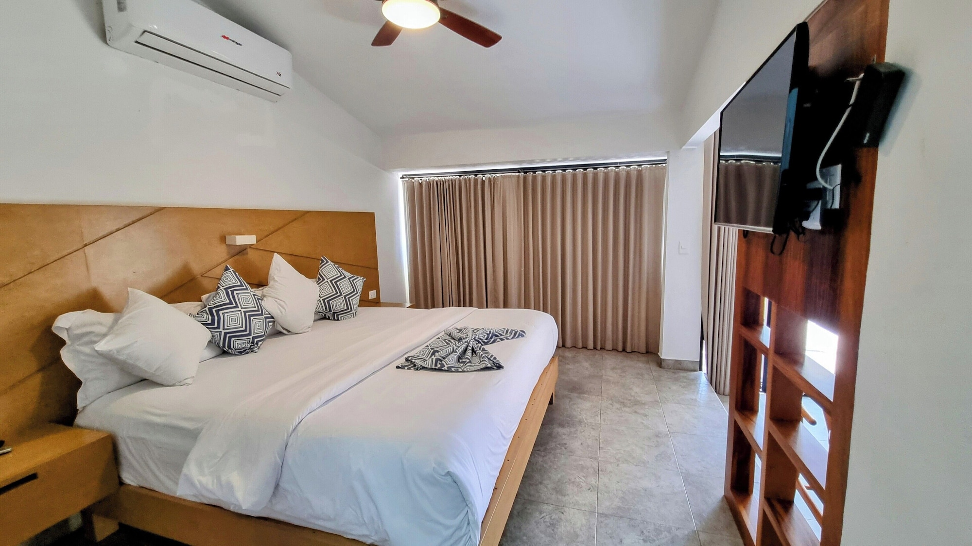 Renovated, Superior, King Bed، Buena Vista Oceanfront & Hot Springs Resort 3/8