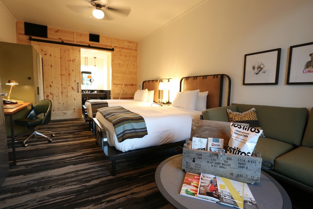 CITY, 2 DOUBLE BEDS