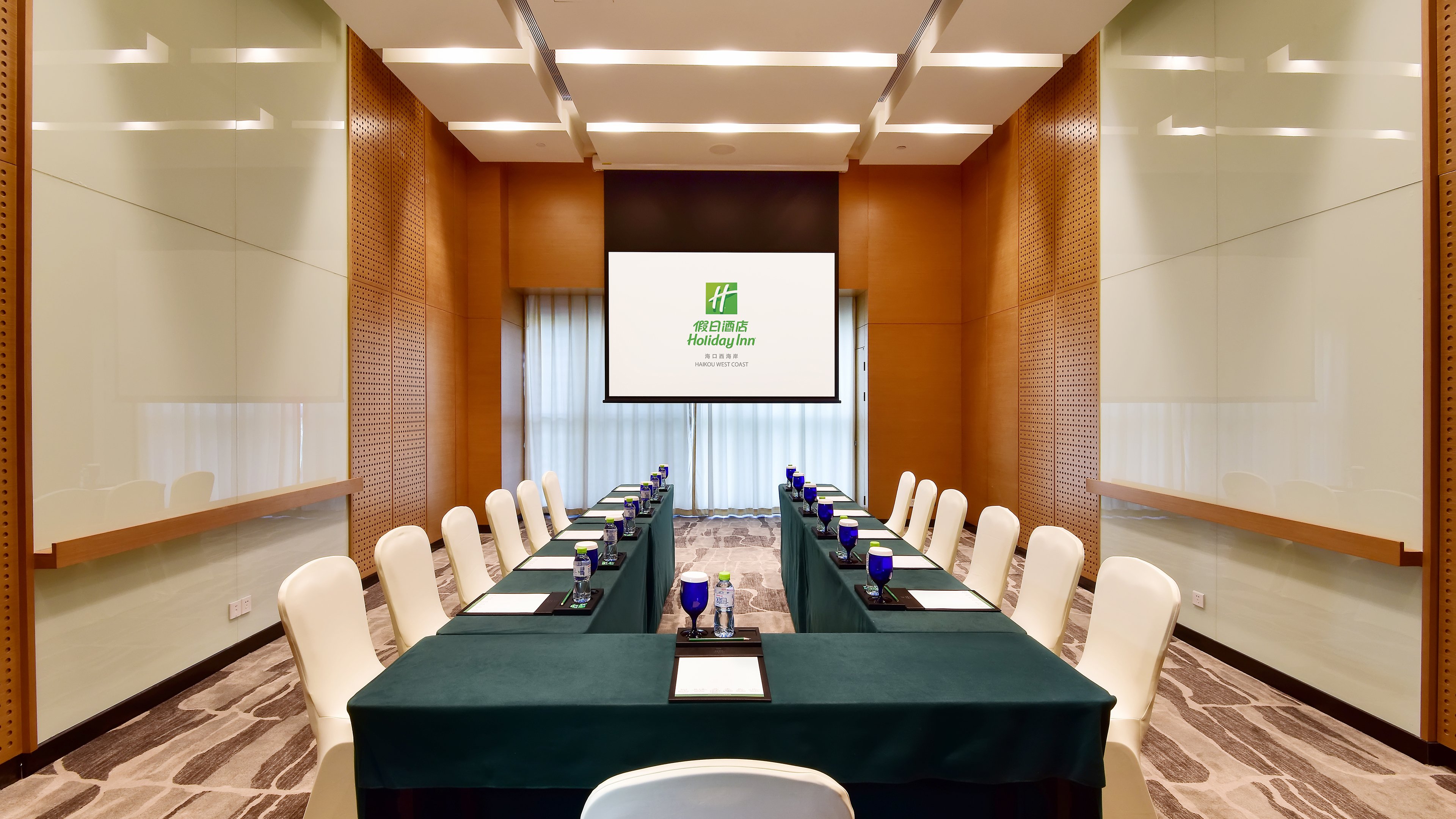 Holiday Inn Haikou West Coast 37/50
