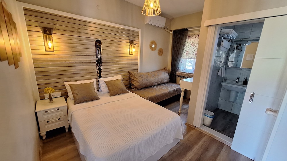 غرفة قياسية رباعية بسرير كوين وسريرين منفصلين بإطلالة على الحديقة، Karina Vineyard House 6/10