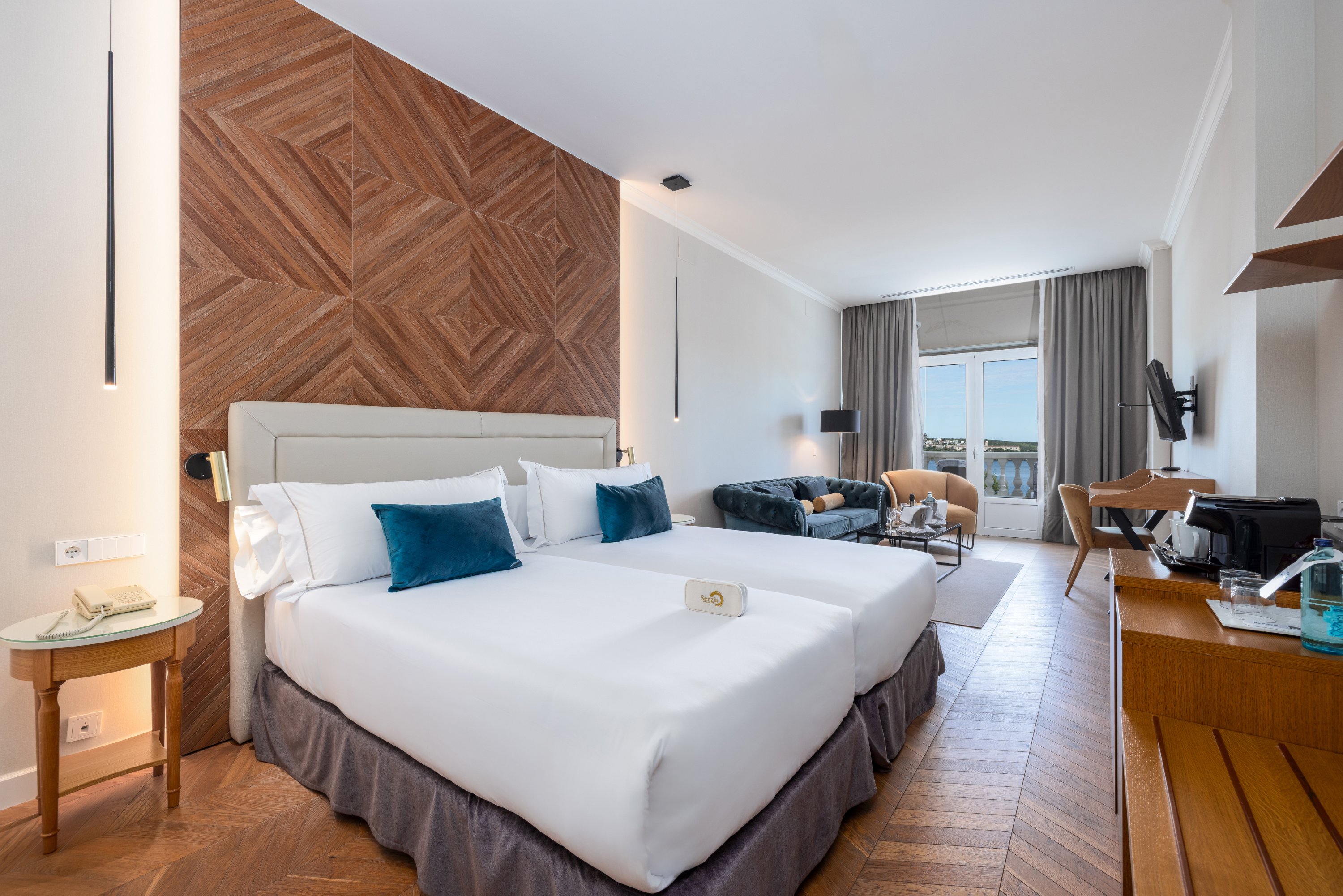 Suite, Sea Front