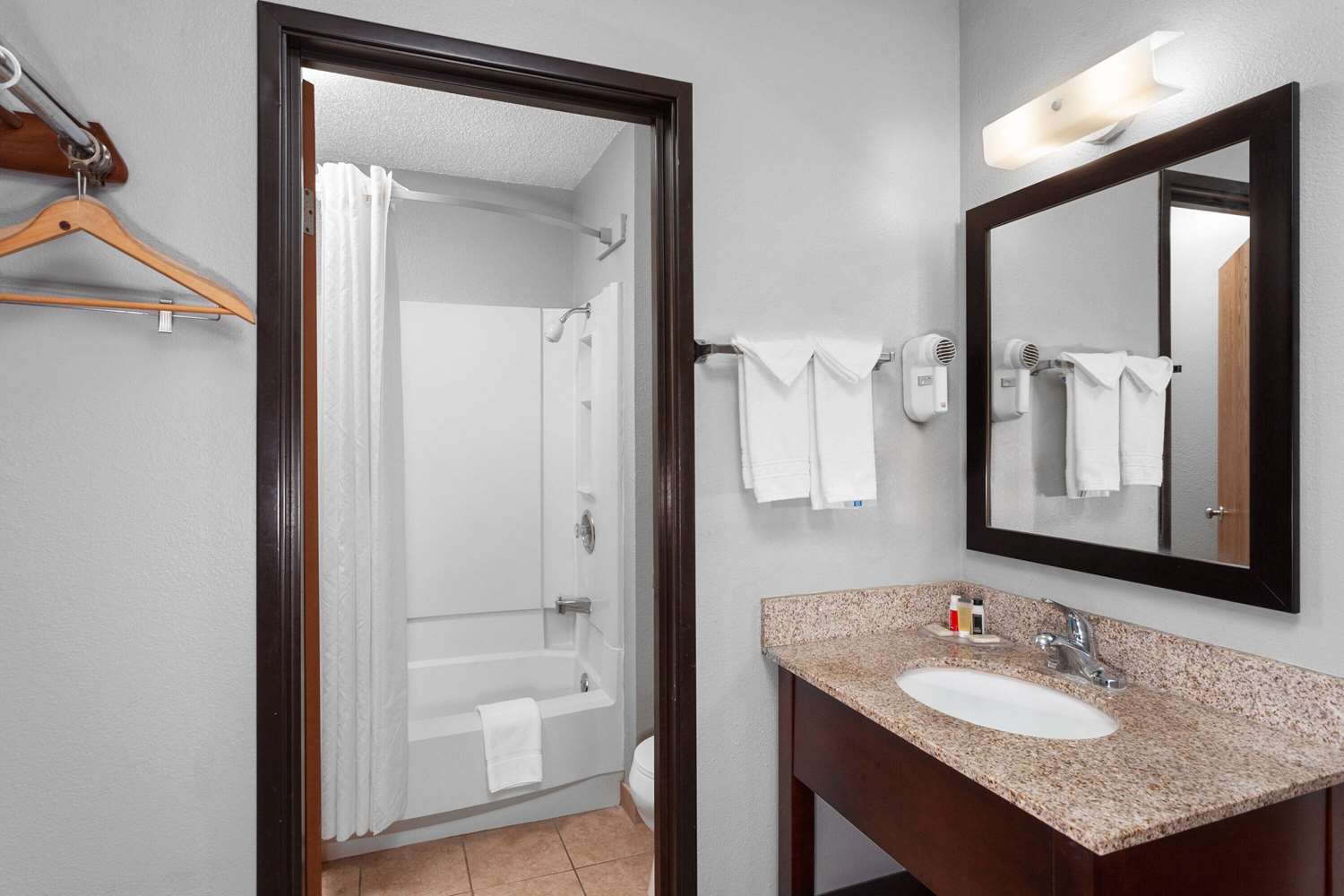 Super 8 By Wyndham Sun Prairie/Madison E 25/28