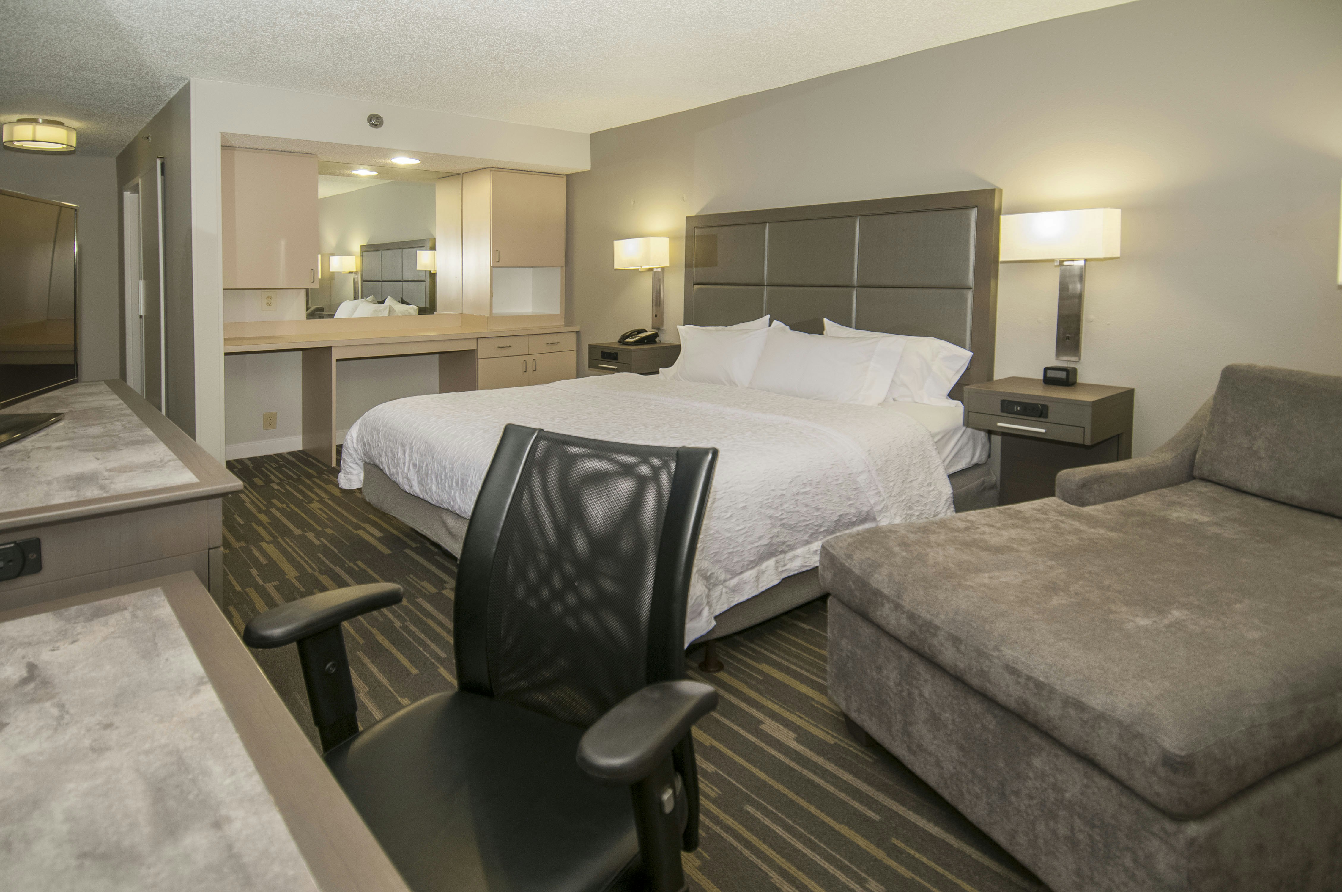 ROOM, KING BED