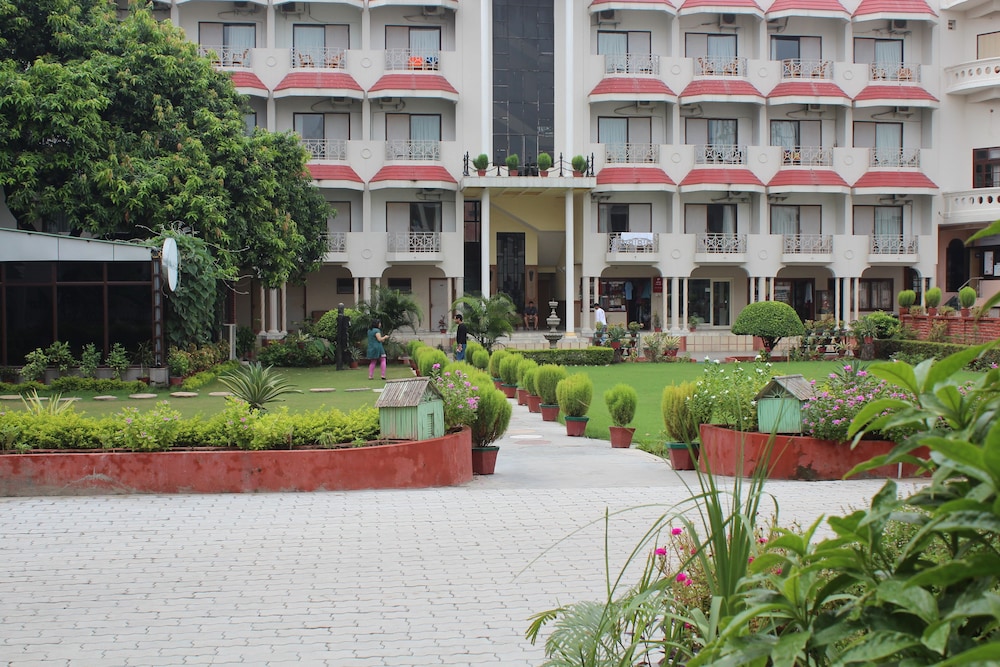 Surya Hotel 69/74