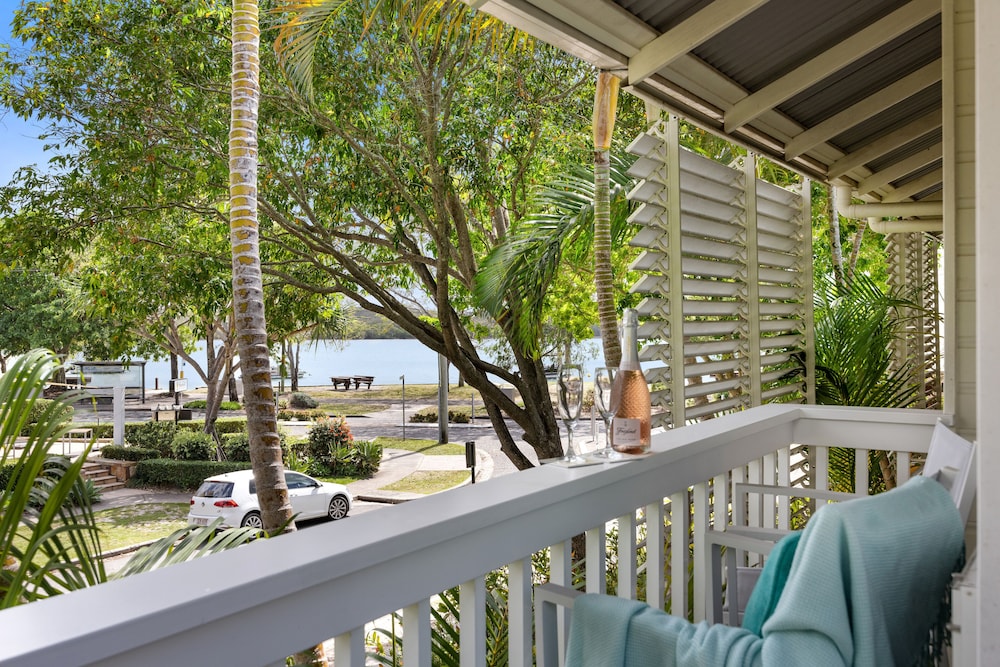 NOOSA OUTRIGGER BEACH RESORT 3/73
