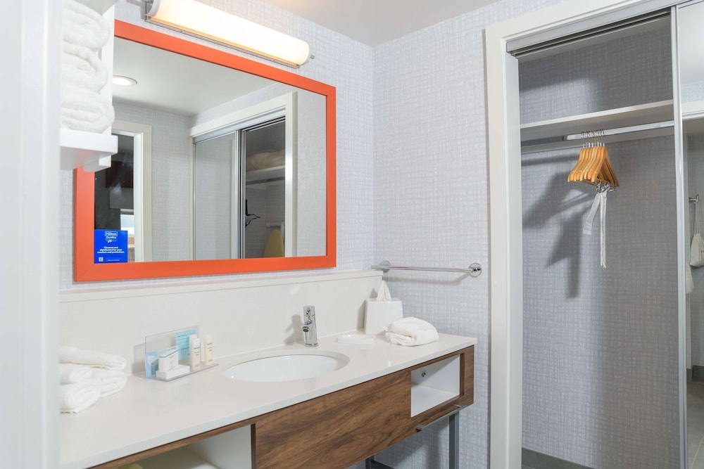 Hampton Inn & Suites Erie Bayfront 23/54