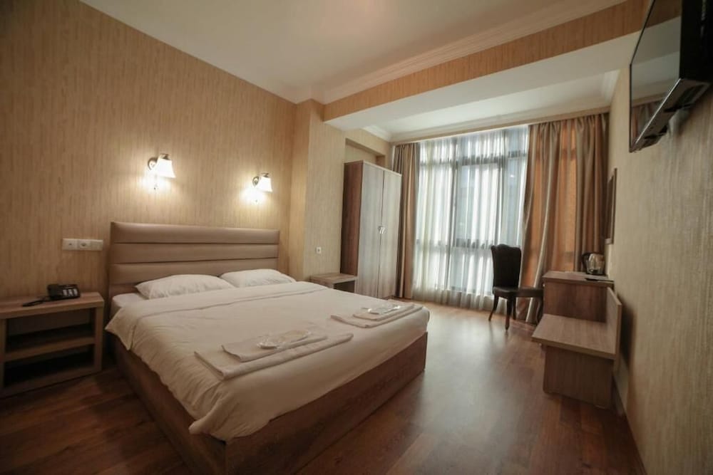 L PLAZA HOTEL 29/63