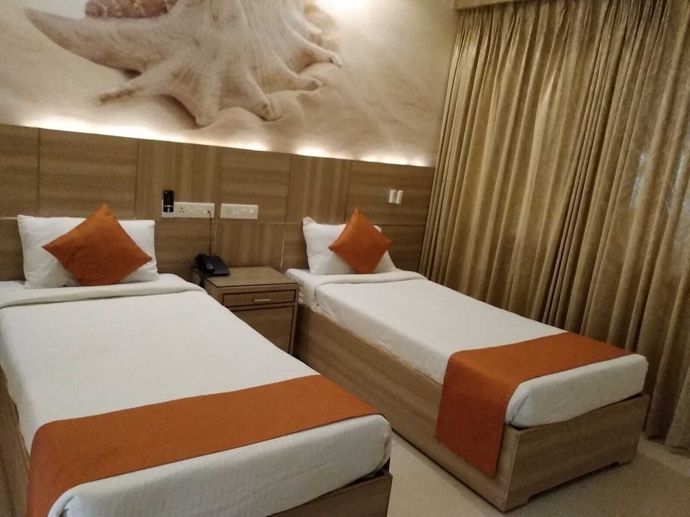 ROOM, DOUBLE BED