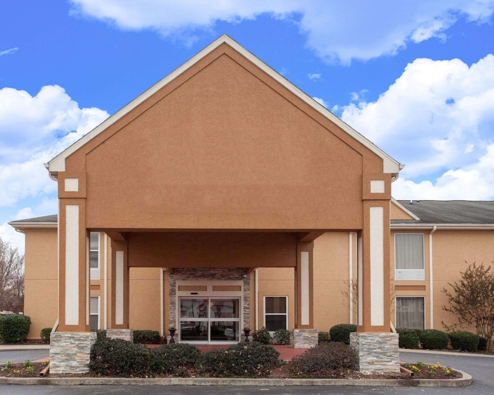 Quality Inn & Suites I-40 East 3/59