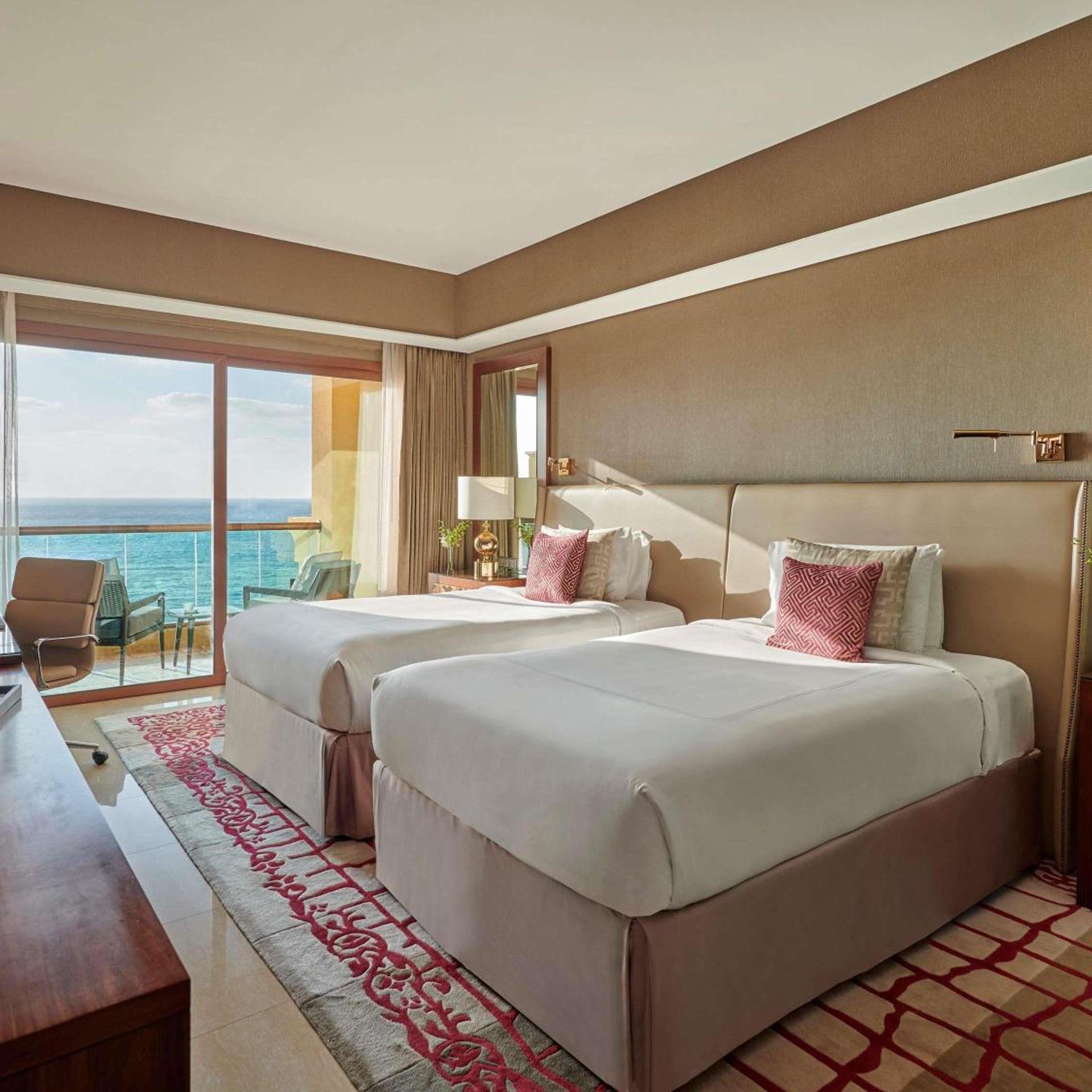جناح ديلوكس بسرير كينج بغرفتي نوم، Fairmont Ajman 2/9