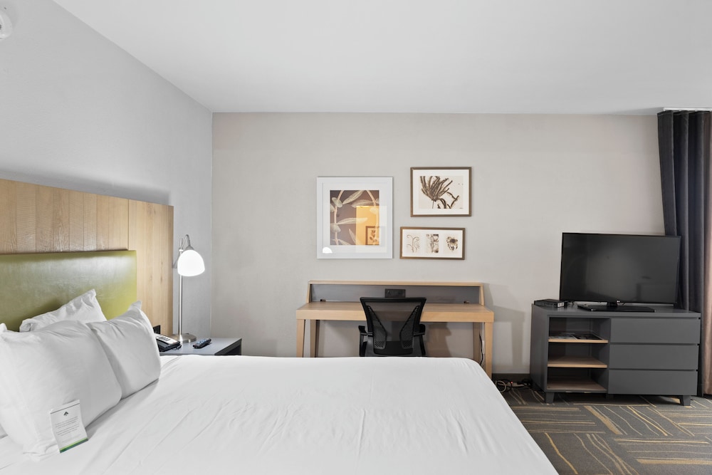 GreenTree Inn and Suites Phoenix Sky Harbor 8/65