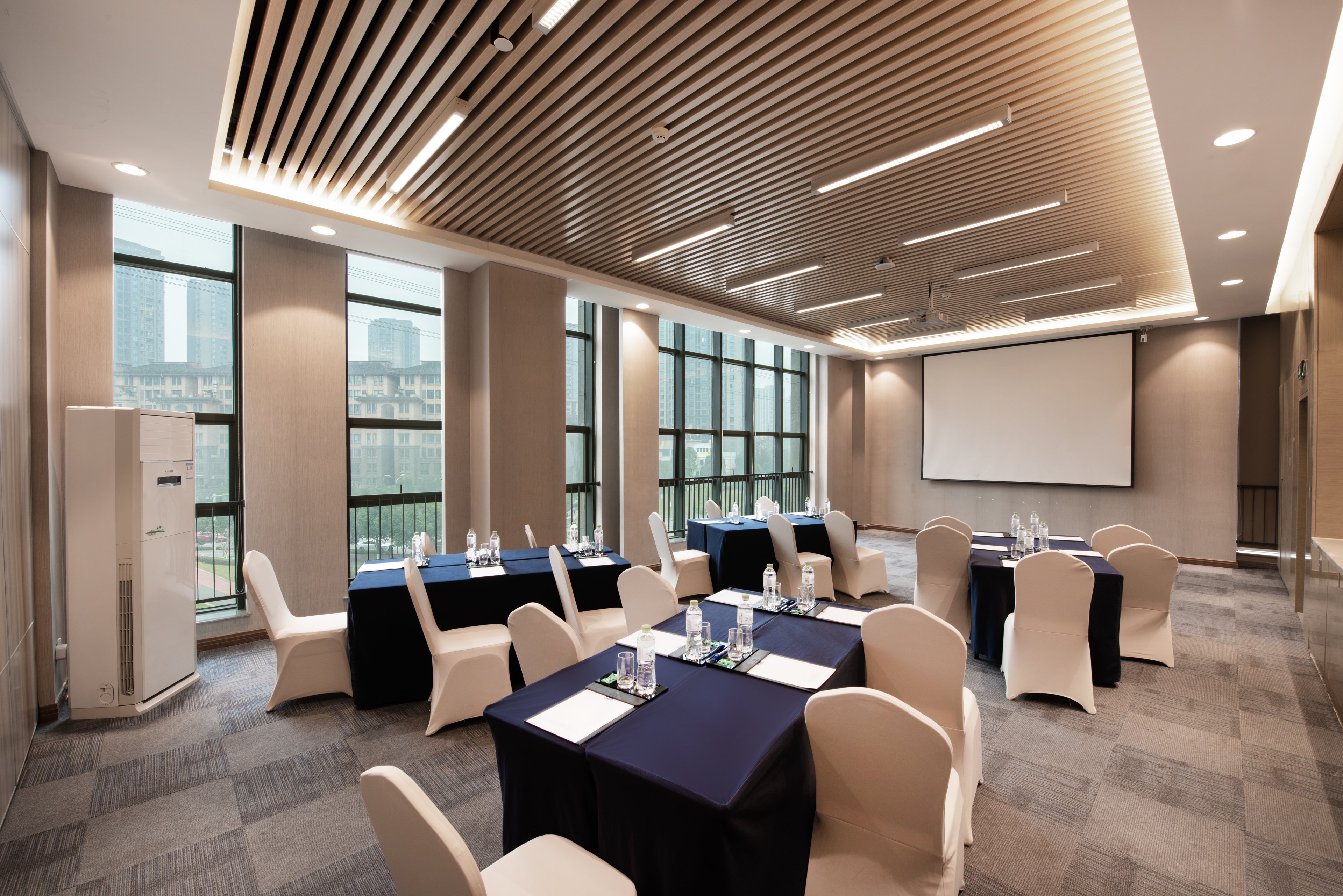 Holiday Inn Express Chongqing University Town 48/55