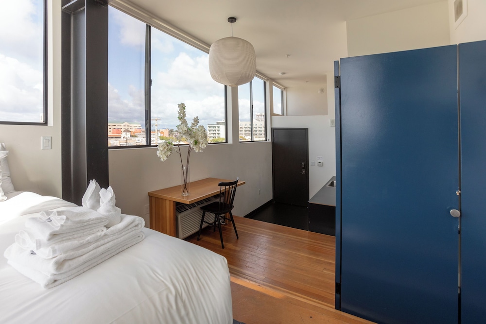 PREMIER, STUDIO, CITY VIEW
