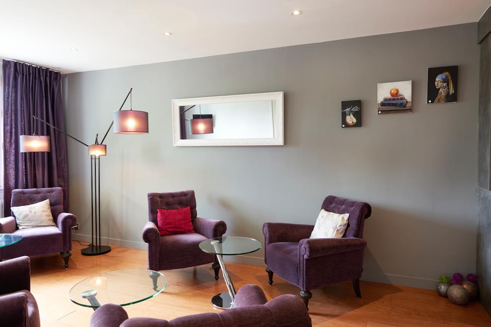 COZY HOTEL 34/40