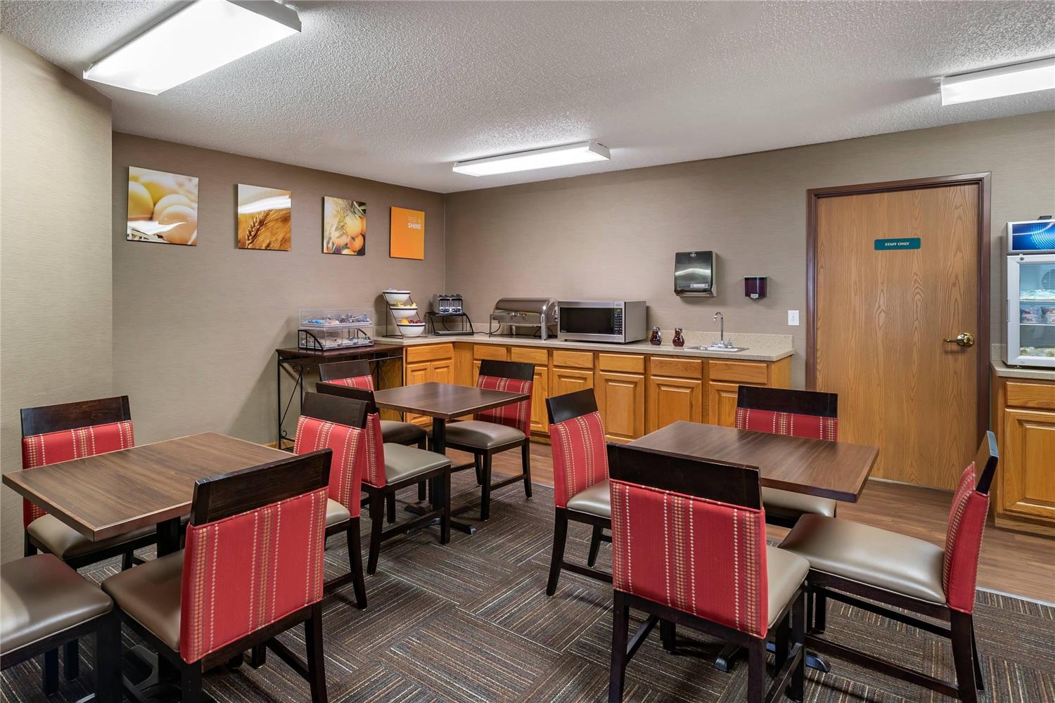 Comfort Inn Dyersville Near Field of Dreams 15/22