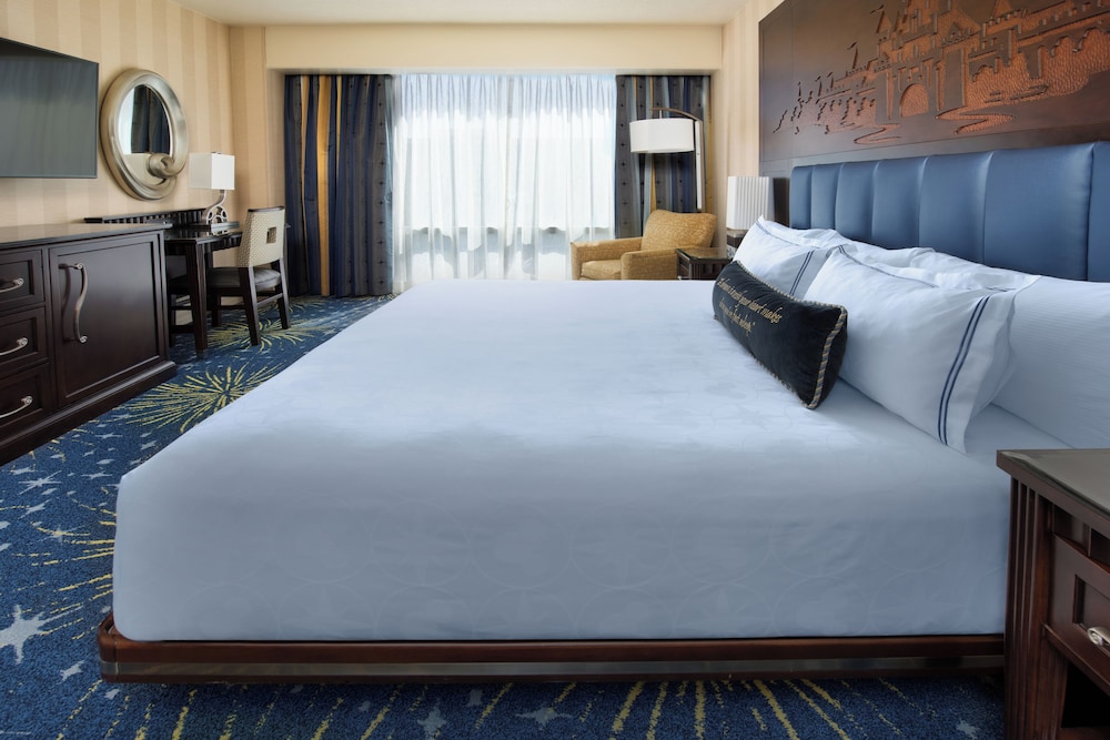 PREMIUM, KING BED, DOWNTOWN DISNEY VIEW