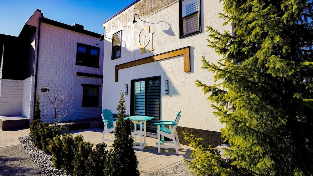 Colonial Hotel & Suites 37/42