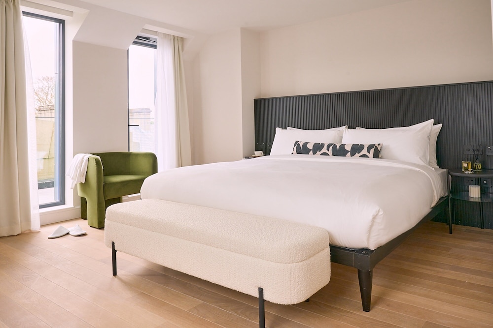 Junior, King Bed, Hydromass View