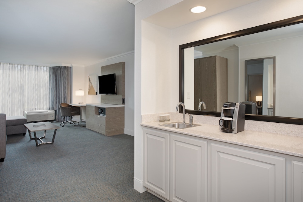 Crowne Plaza Costa Mesa Orange County 14/64