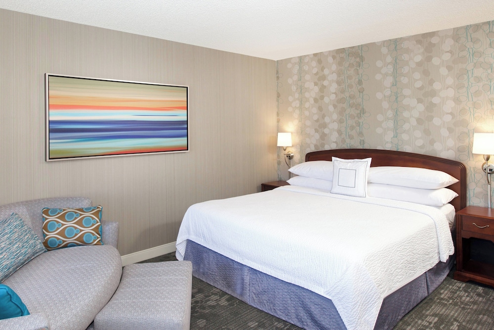 Room, King Bed, Courtyard View, Sofa, Balcony, Accessible