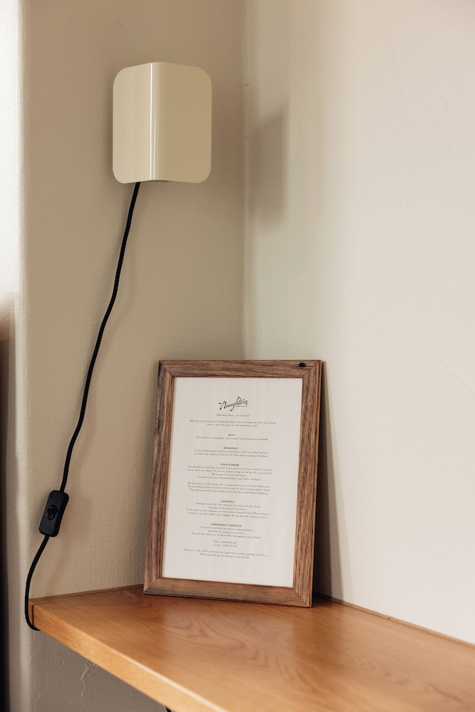 NAUGHTONS PARKVILLE HOTEL 32/64