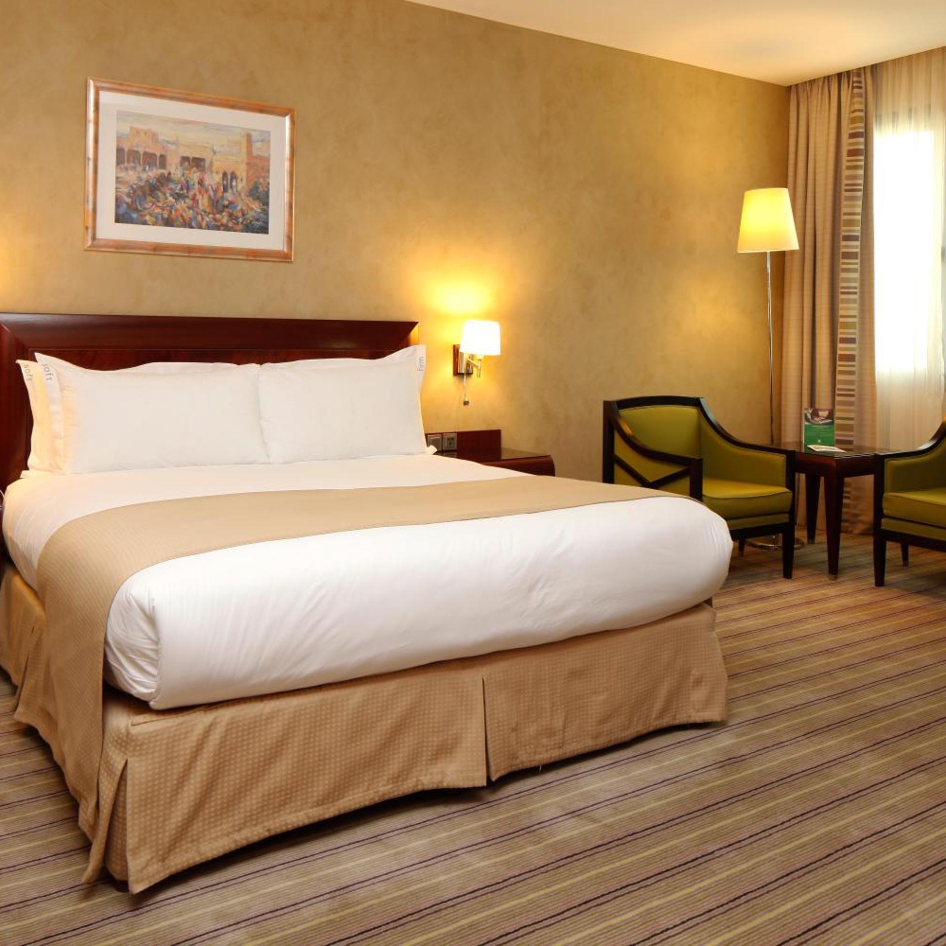 غرفة بريميوم بسرير كينج بإطلالة على المدينة للمدخنين، هوليداي إن - العليا(Holiday Inn Olaya) 2/3