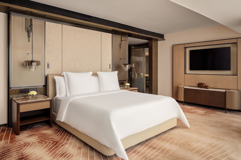 Suite, King Bed, Canton Tower View