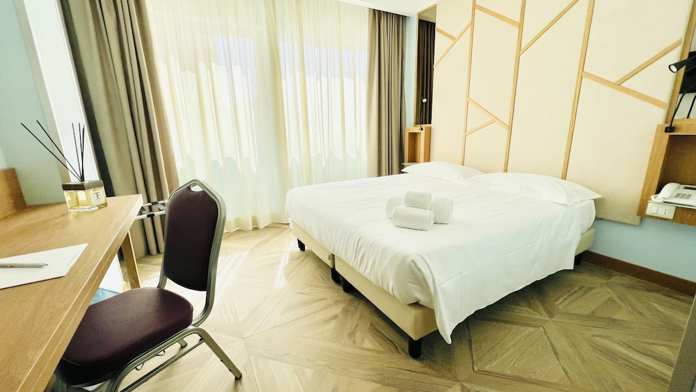 SUPERIOR, SINGLE, QUEEN BED